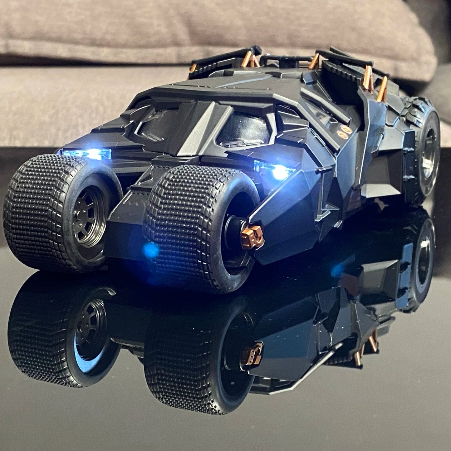 1:24 Batmobile Tumbler Alloy Die Casting Truck Model Sound & Light Start Sprayable Childrens Toys Birthday Present for Childrens